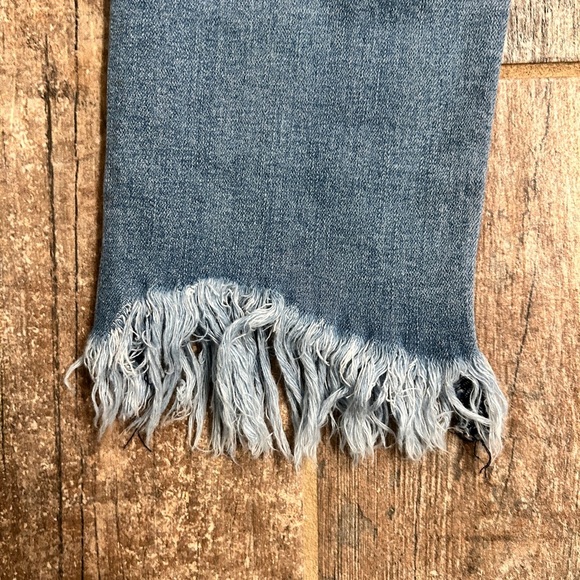 Mid-rise jeans with frayed hem and metallic detail on the side - Picture 8 of 10